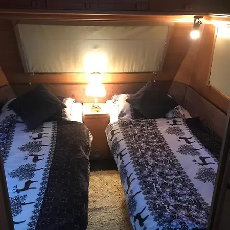 Ivi Karavan Na Carovnom Mieste Camping Svätý Jur
